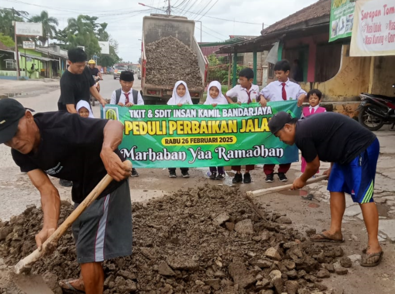 Cegah Terjadi Kecelakaan, SDIT Insan Kamil Timbun Jalan Berlubang