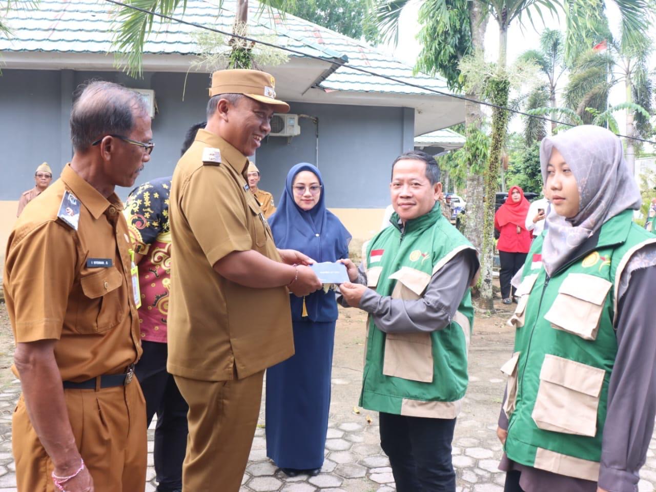 Pimpin Apel Mingguan, Plt. Bupati I Komang Koheri Serahkan Buku Tabungan Pada 193 PPL