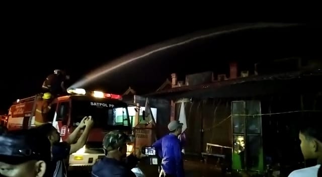 Dalam Keadaan Terkunci Warung di Metro Terbakar, Warga: Dobraaaaak!!!