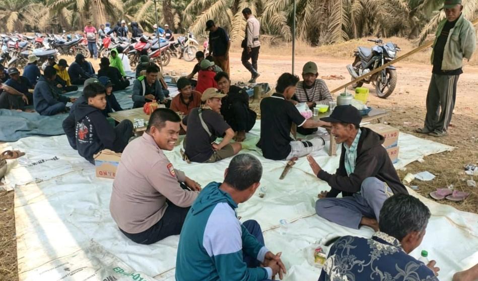 Jaga Kamtibmas Tetap Kondusif, Sat Binmas Polres Mesuji Sambangi Tenda Warga di PT PAL