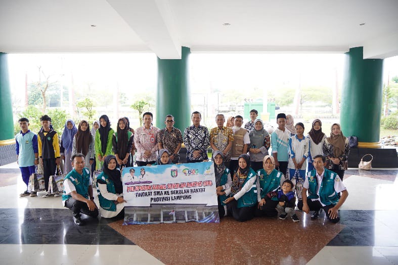 Lepas Delapan Siswa ke Sekolah Rakyat Provinsi Lampung, Bupati Riyanto: Ini Peluang Emas