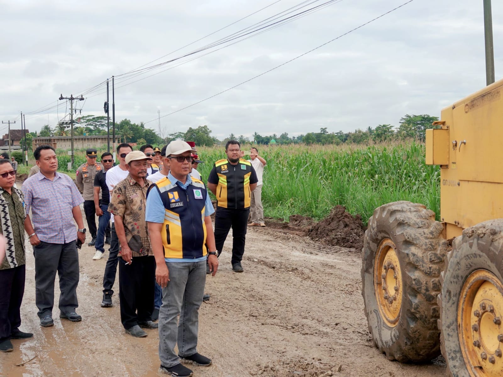 Tinjau Perbaikan Jalan Ruas Dono Arum - Gayau Sakti, Bupati: Mohon Sabar dan Doa Pembangunan Terealisasi Tahun