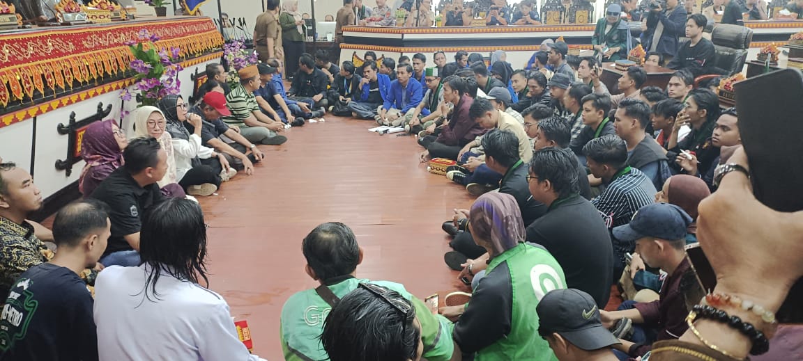 Rela Hujan-Hujanan, Ini 11 Tuntutan Mahasiswa di Gedung DPRD Metro!