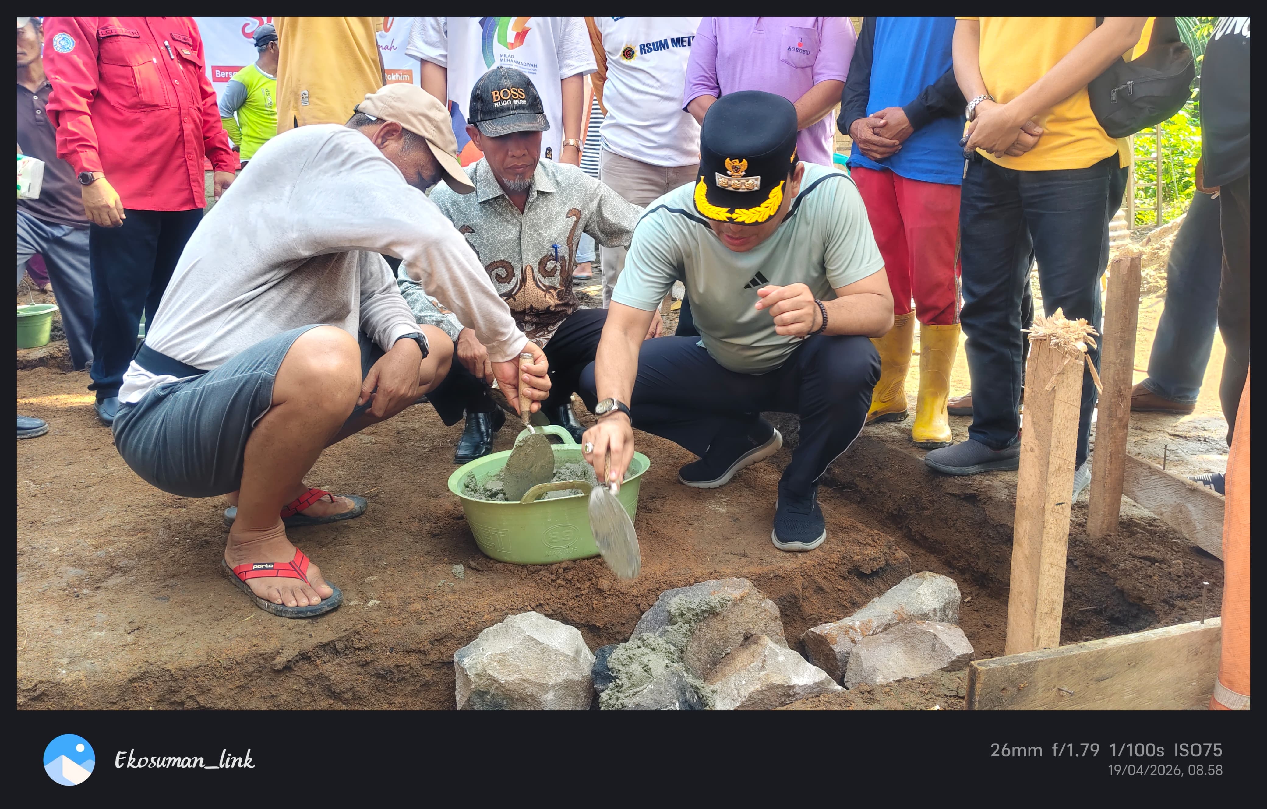 Wali Kota Metro dan PDM Metro Letakkan Batu Pertama Rumah Pak Rokhim