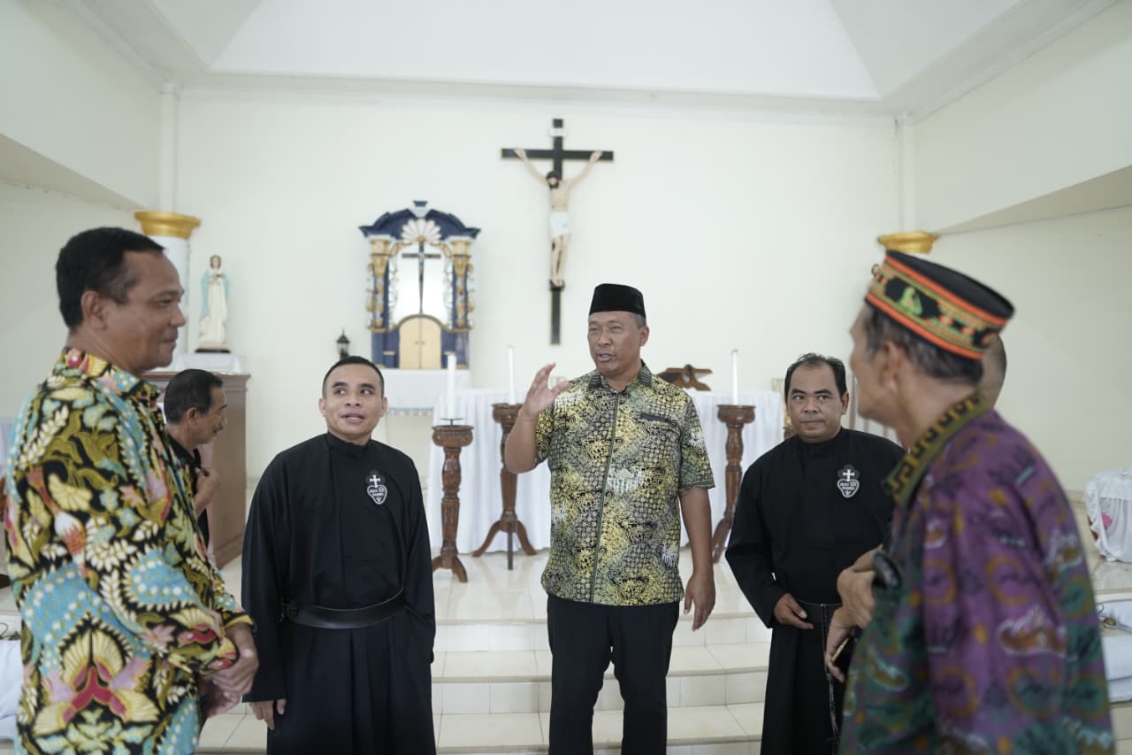 Jaga Keberagaman dan Toleransi, Plt. Bupati I Komang Koheri Ucapkan Selamat Hari Raya Natal dan Tahun Baru 