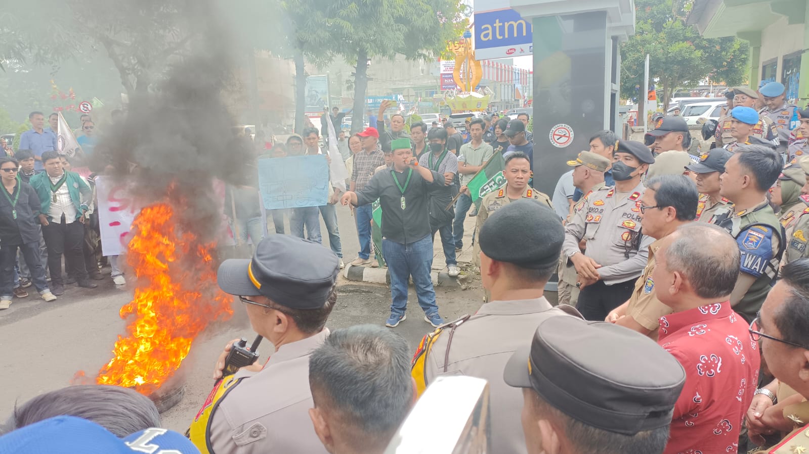 Ratusan Mahasiswa Gelar Demo di Depan Kantor Pemkot Metro, Ini Tuntutannya! 