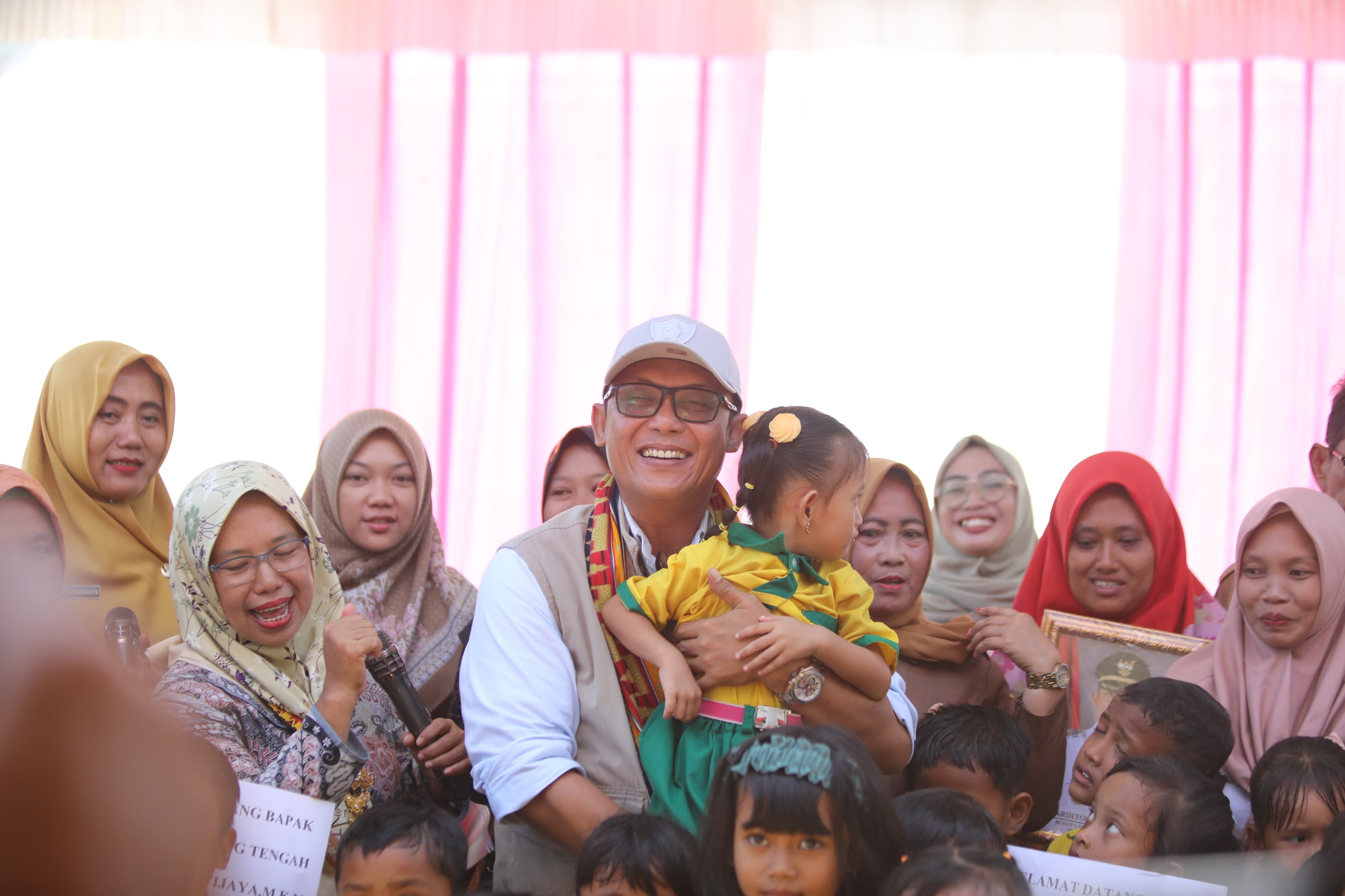 Beri Susu Gratis Anak-anak SD, Bupati Ardito Wijaya Dukung Program Pemerintah Pusat
