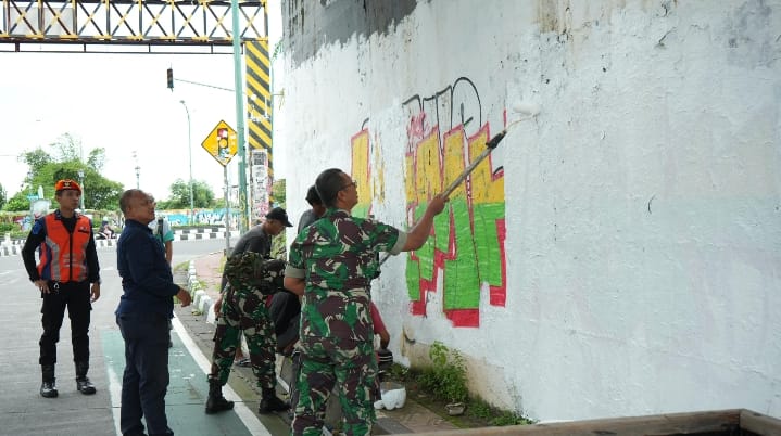KAI Daop 6 Bersama Koramil 04/Danurejan Bersihkan Coretan Vandalisme di Ikon Wisata Jembatan Kewek