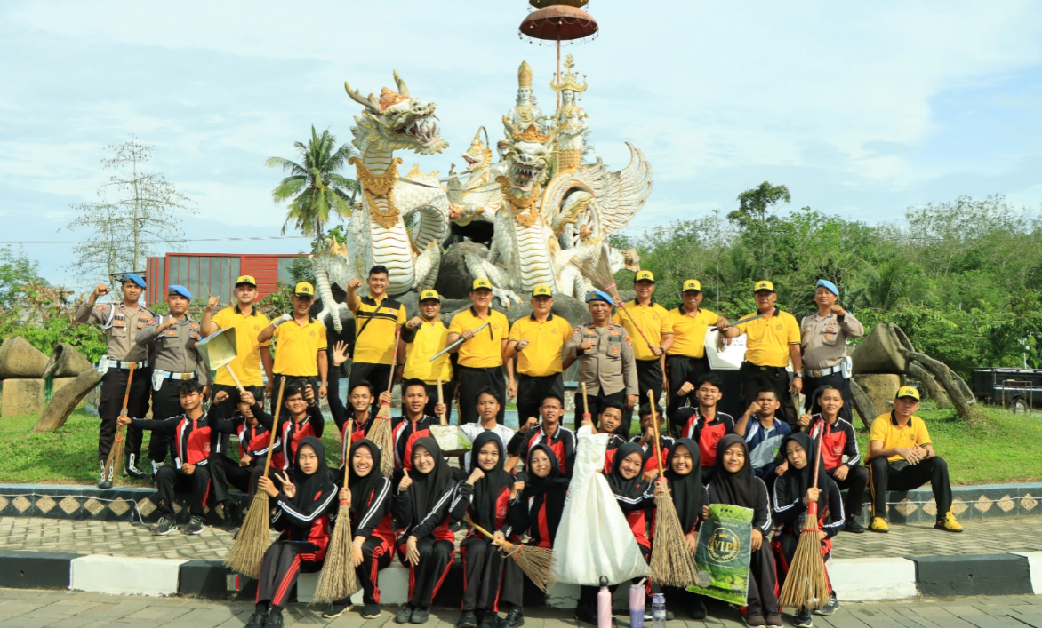 Wujudkan Lingkungan Bersih, Pemkab dan Polres Tubaba Kerja Bakti di Jalan Tugu Rato Naga - Tugu Payung