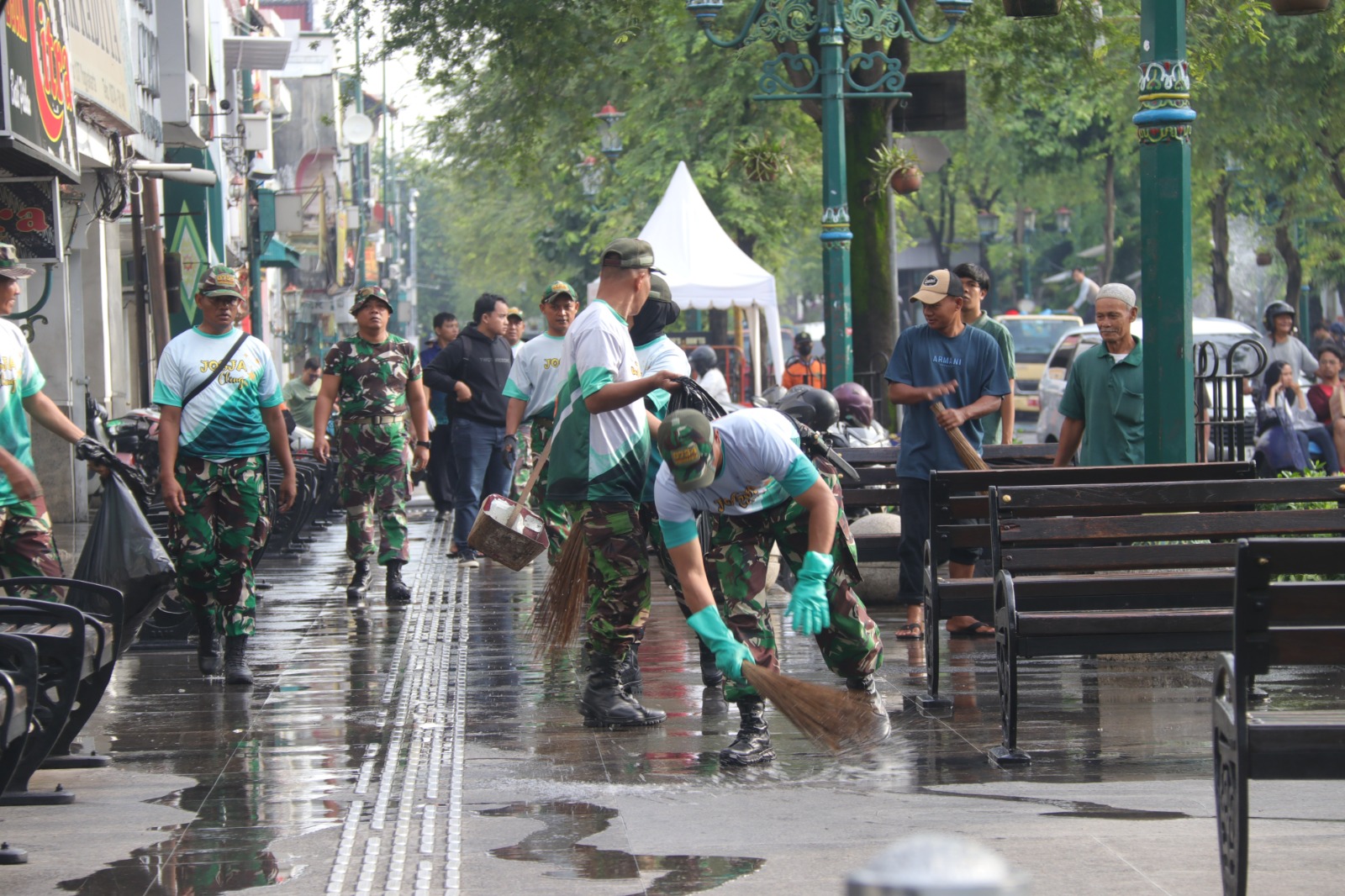 Malioboro Dibersihkan Bersama, Upaya Rutin Jaga Nyaman Ikon Wisata Yogyakarta