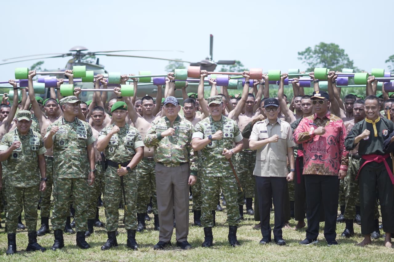 Bersama Gubernur Lampung, Plt. Bupati Lamteng Dampingi Menhan RI Kunjungi Yonif TP 848/SPC