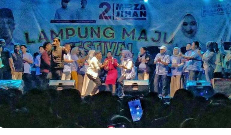 Ela-Azwar Dangdutan Bersama Ribuan Warga Kecamatan Sribhawono