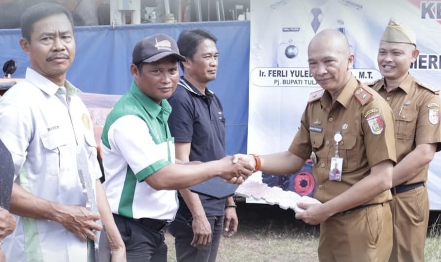 Pj Sekda Tuba Hadiri Penyerahan Bantuan Alsintan 