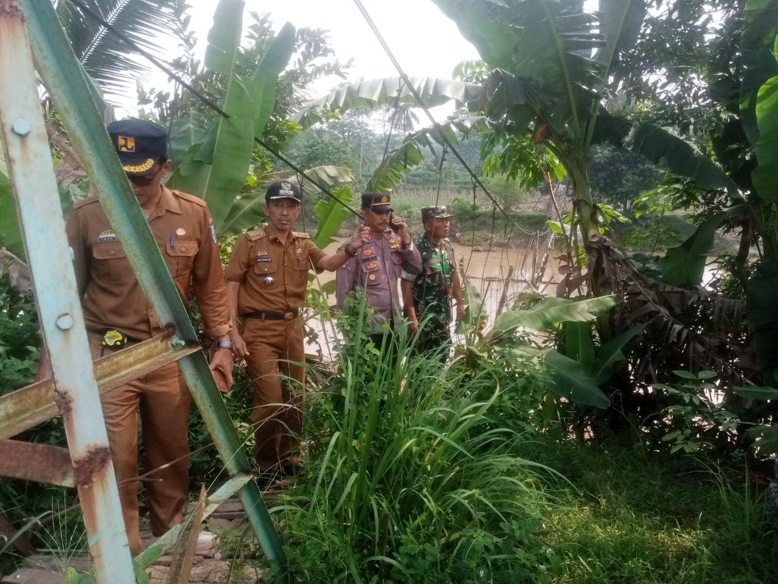 Polsek Gadingrejo dan Aparatur Terkait Tinjau Kerusakan Infrastruktur Akibat Banjir