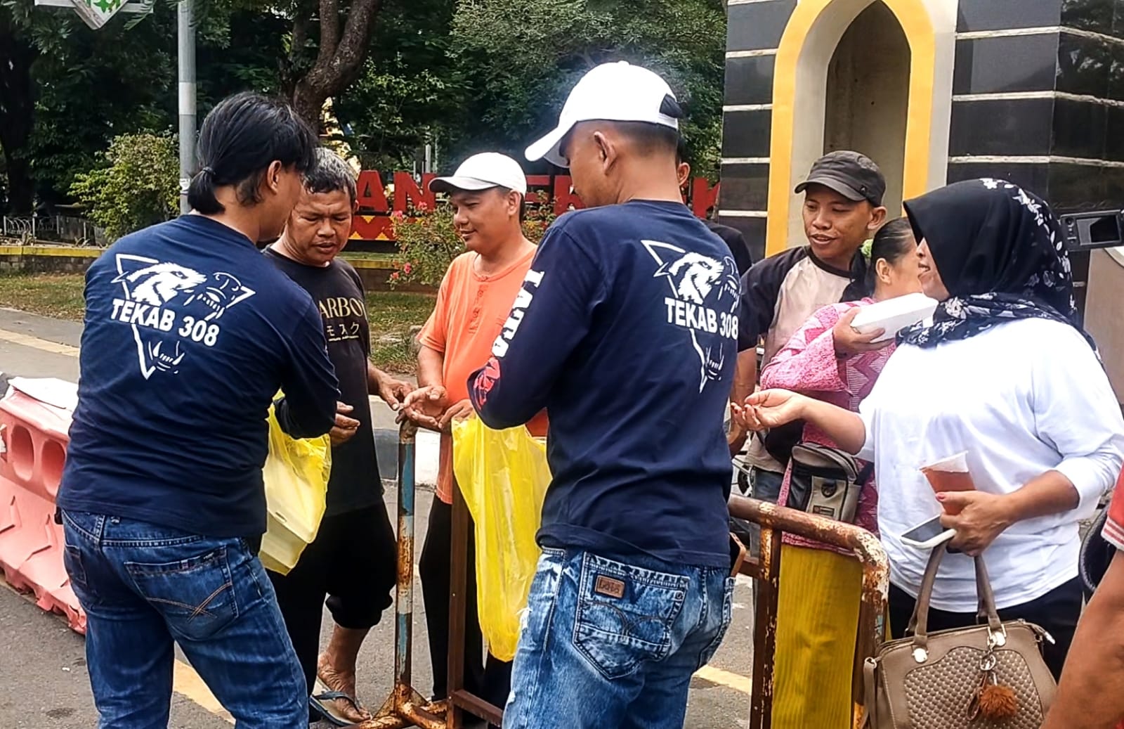 Polres Metro Rutin Bagikan Ratusan Nasi Kotak Polisi Mempermudah