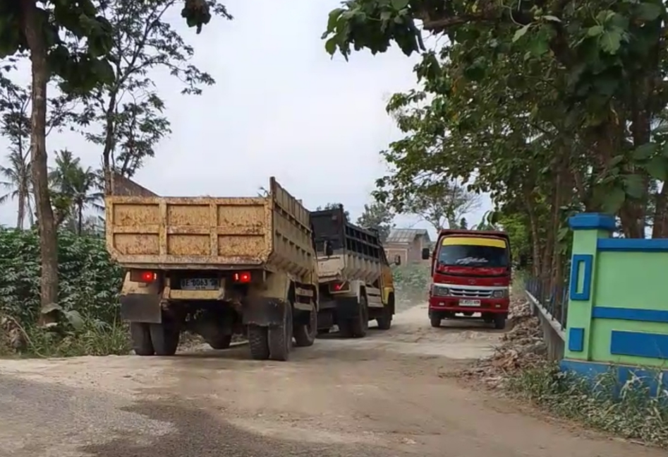 Warga Karang Anyar Keluhkan Truk Material, Lurah: Belum Ada Izin Desa
