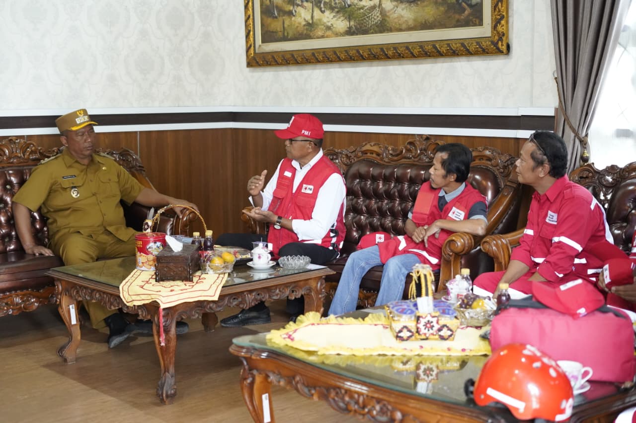 Plt. Bupati I Komang Koheri Lepas Relawan PMI Lamteng Bantu Korban Bencana di Sumatra