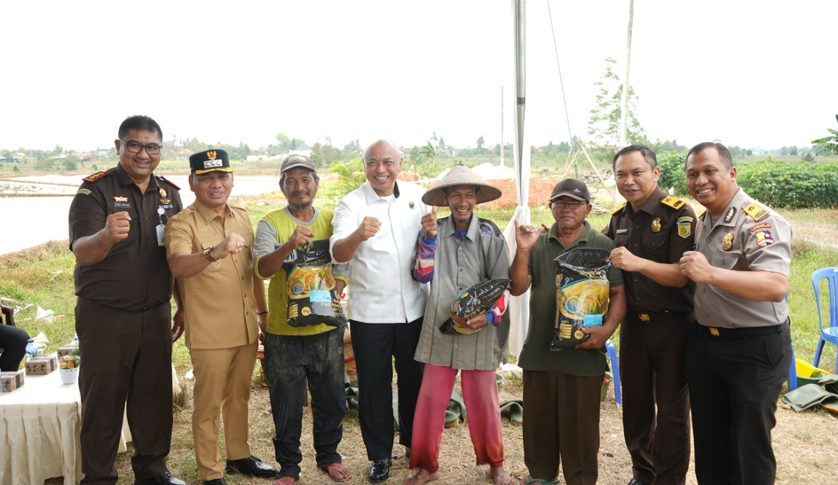 Kejati Lampung dan SESPIMTI Polri Dikreg ke-36 T.A. 2026 Gelar Tanam Padi Bersama dan Salurkan Benih di Metro