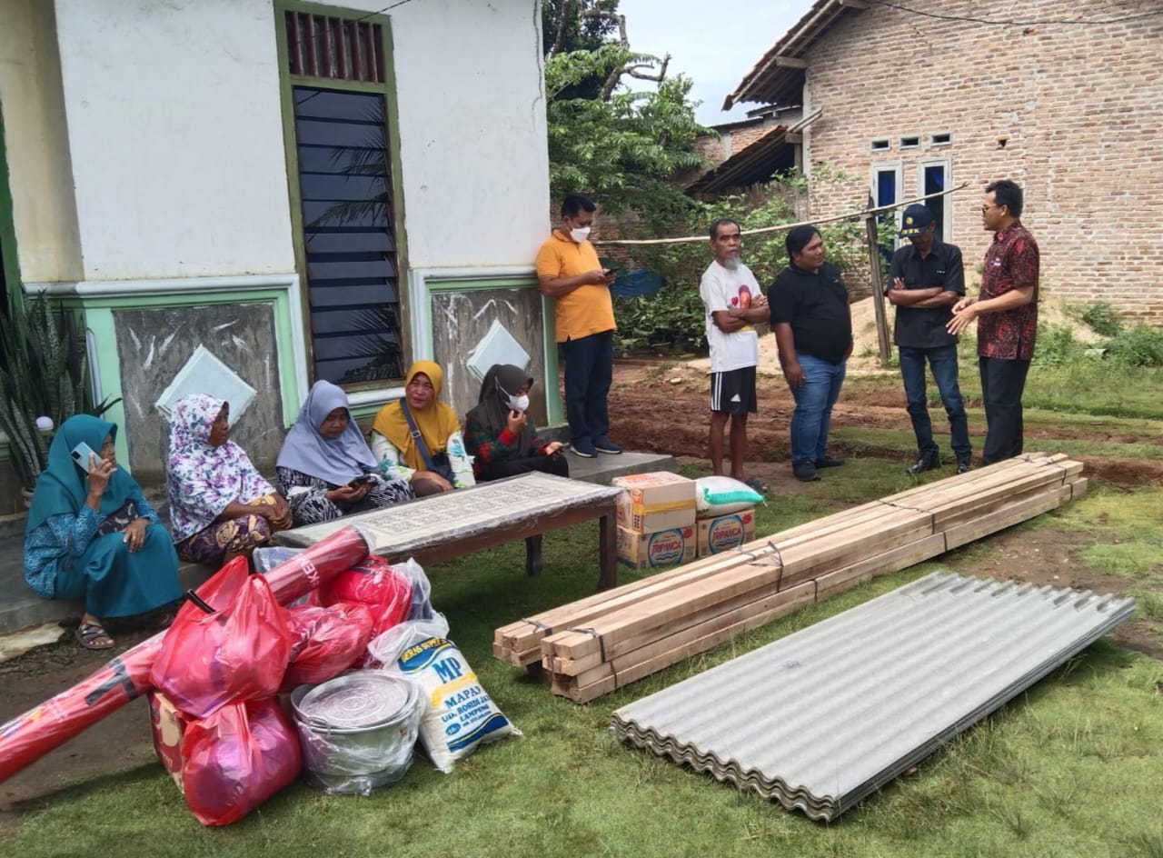 Rumah Tertimpa Pohon, Warga Purwosari Dapat Bantuan dari Pemkot Metro 