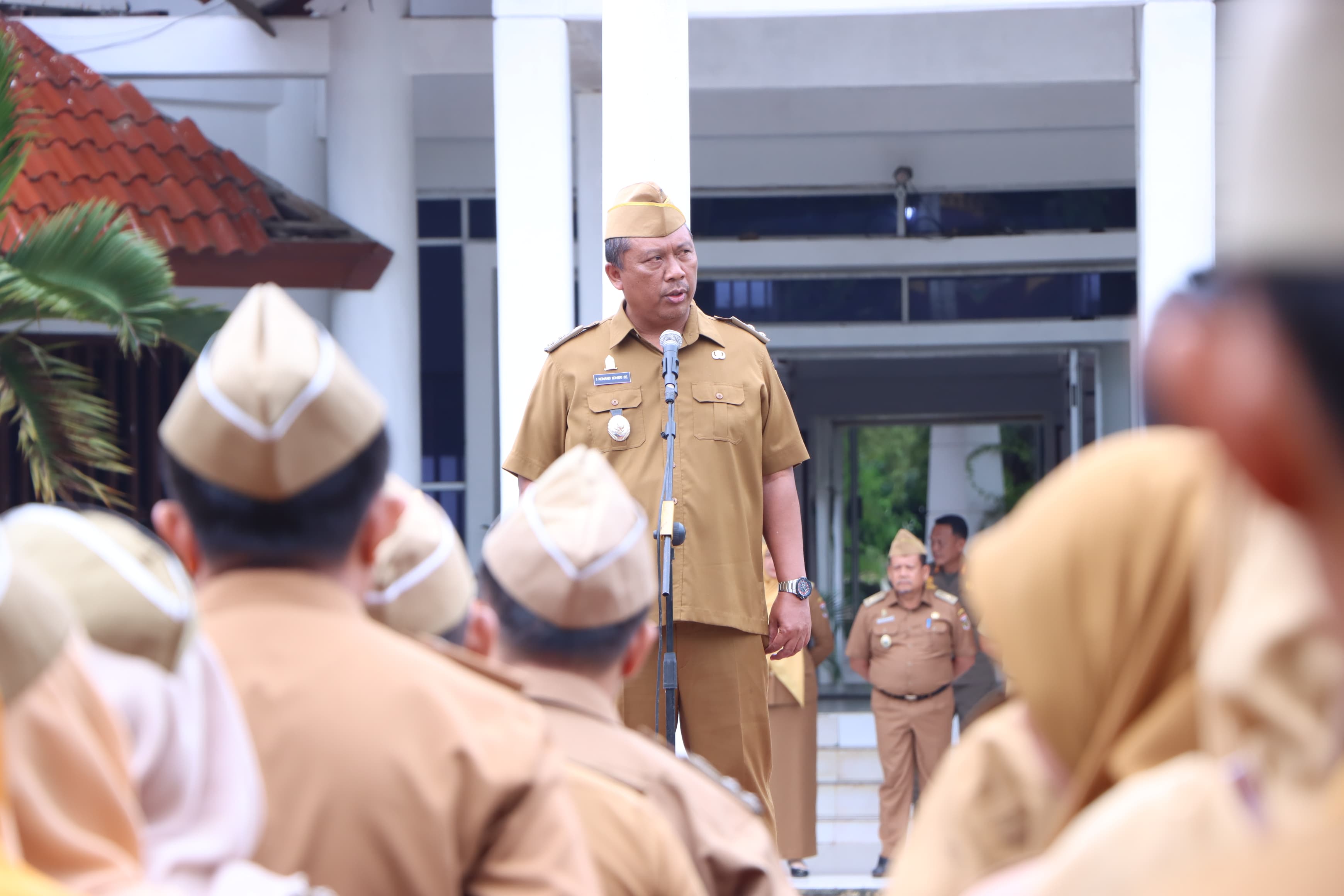 Jadi Pembina Apel, Wakil Bupati Berikan Pesan dan Semangat ke Pegawai Pemkab Lamteng