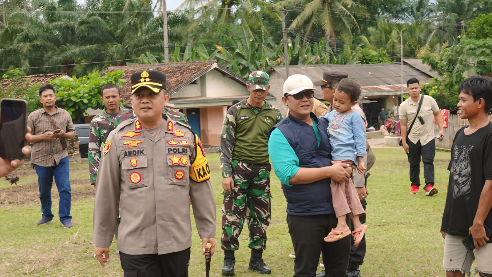 Wakil Bupati Lamteng Ardito Wijaya Tinjau Lokasi Banjir Bekri dan Berikan Bantuan Sembako