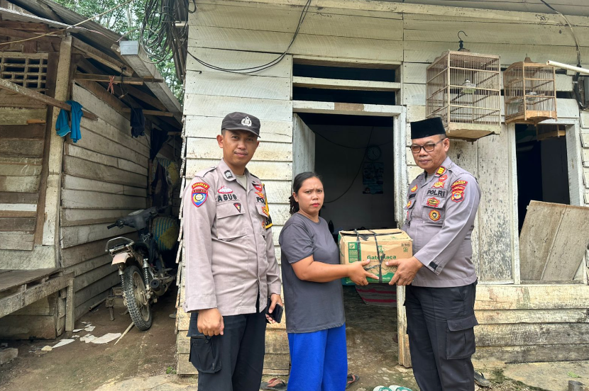 Jumat Berkah, Sat Binmas Polres Mesuji Bagikan Paket Sembako 