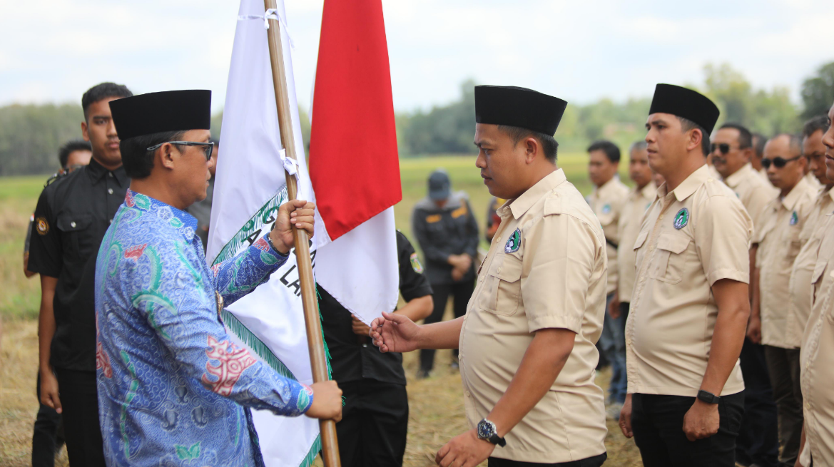 Bupati Ardito Wijaya Lantik Pengurus Gapoktan Lamteng dan Panen Raya Padi di Kampung Sri Pendowo