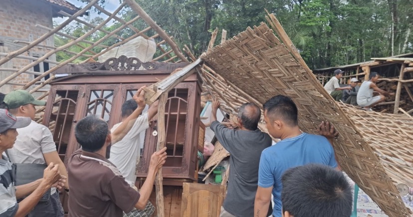 Tertimpa Rumah Roboh, Warga Desa Bandar Dewa Jalani Perawatan Medis