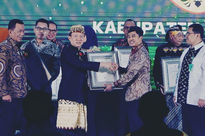 Pj Bupati Pringsewu Terima Penghargaan STBM Award 2024