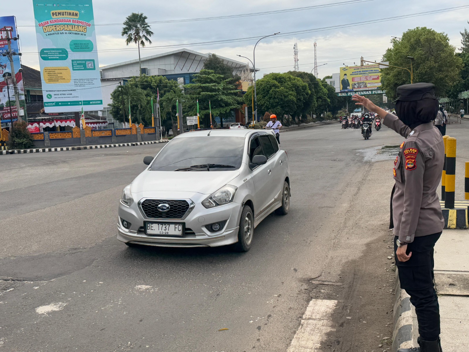 Jaga Kelancaran Arus Lalu Lintas, Polwan Polres Metro Turun ke Jalan