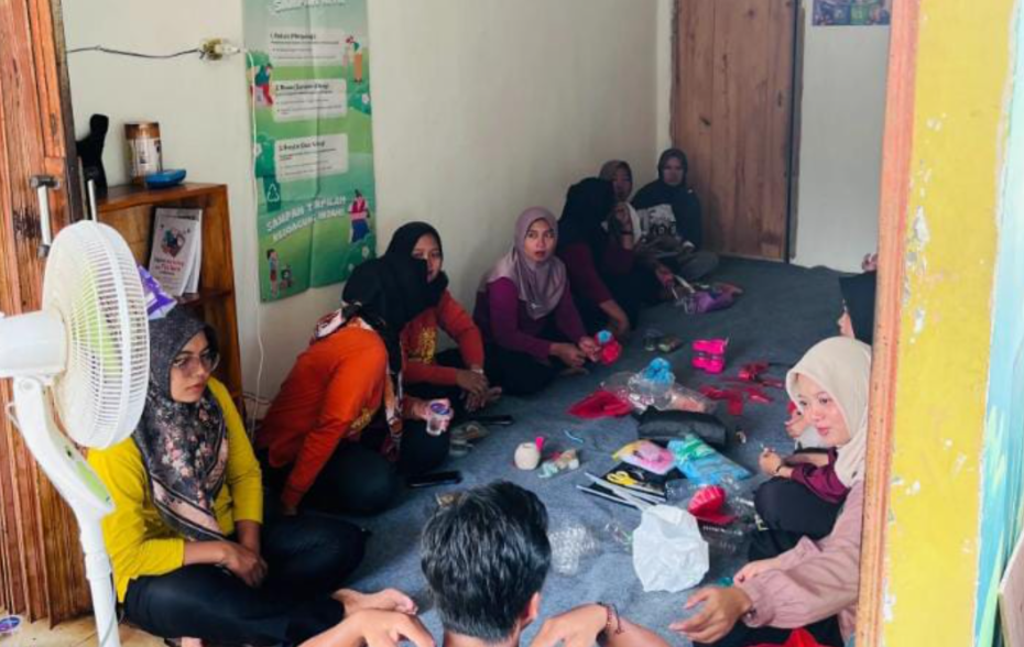 Tim PPK ORMAWA HIMADIKMI Gelar Pelatihan Daur Ulang Botol Plastik di Desa Rejo Agung