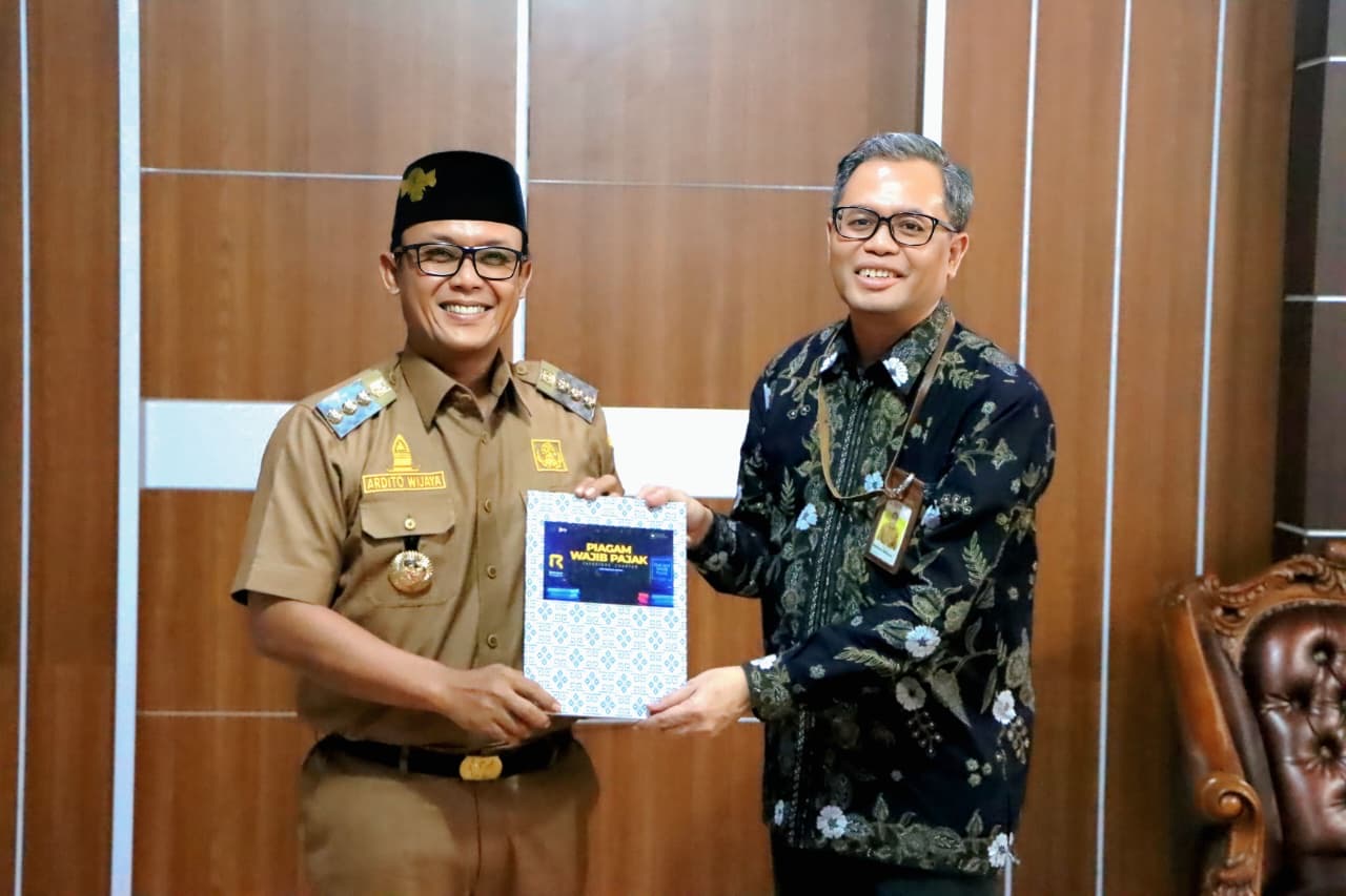 Apresiasi Kepatuhan, Bupati Ardito Wijaya Terima Penghargaan Piagam Wajib Pajak
