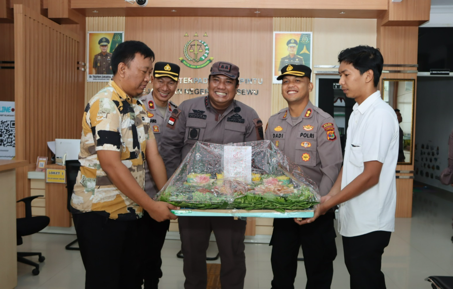 Bawa Tumpeng ke Kejari, Kapolres Pringsewu Perkuat Sinergi Penegakan Hukum