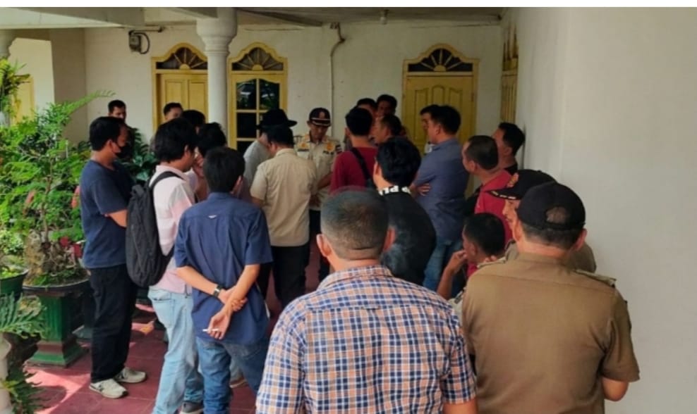 Rumah Pribadi Bupati Lampung Utara Dikepung Kontraktor, Ini Akibatnya