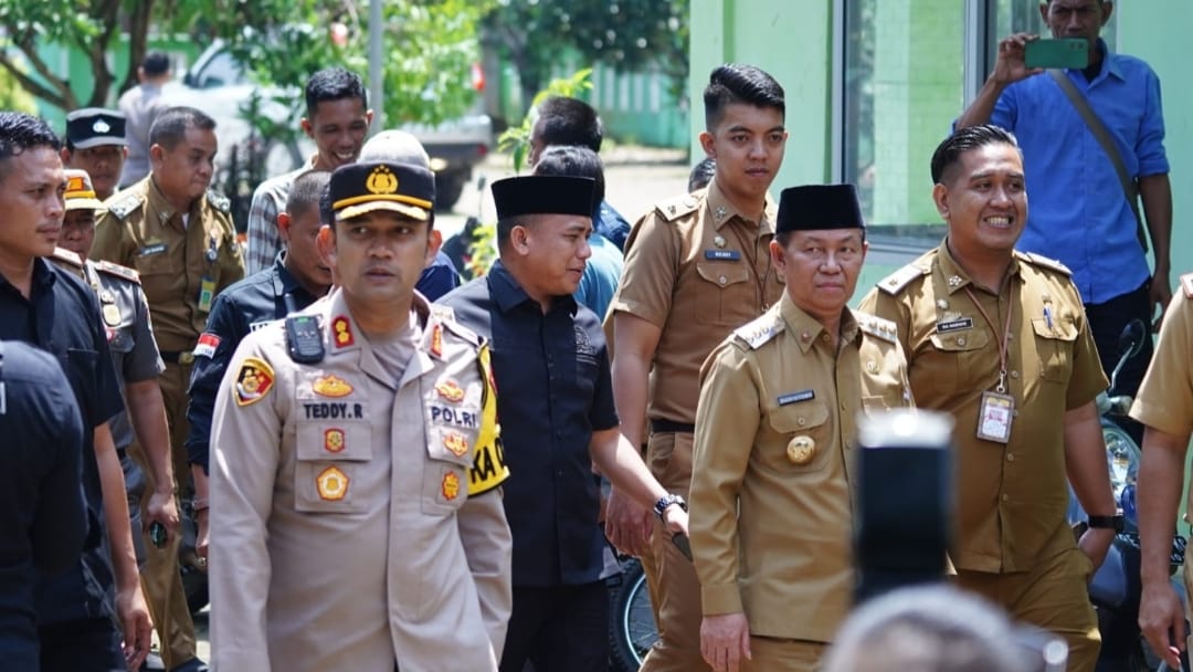 Bersama Forkopimda, Kapolres Patroli Tinjau Logistik Pemilu di Wilayah Lampung Utara