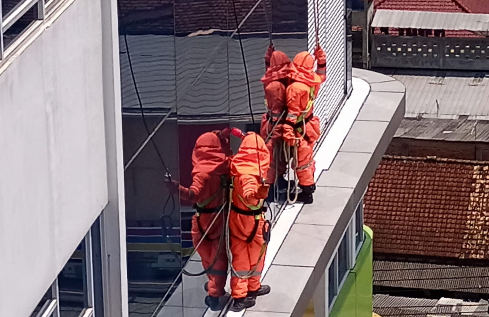 Evakuasi Sarang Lebah di Lantai 6 RS Muhammadiyah Metro, Ini Aksi Heroik Damkarmat Satpol-PP Metro! 