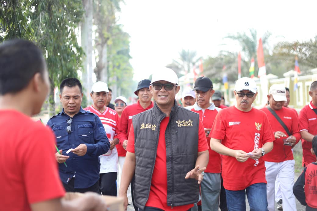 Peringati HUT Ke-80 RI, Bupati Ardito Wijaya Ikuti Jalan Sehat Sejauh 2KM
