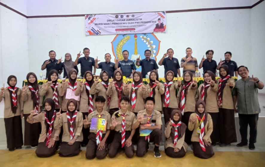 Tingkatkan Literasi Media, PWI Pringsewu Ajarkan Dasar Jurnalistik kepada Siswa MAN 1