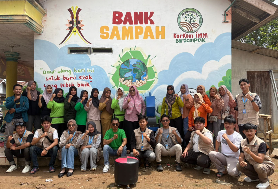 Tim Mahasiswa Berdampak Korkom IMM UM Metro Dampingi Bank Sampah PKK Rejoagung Gunakan Mesin Pencacah 