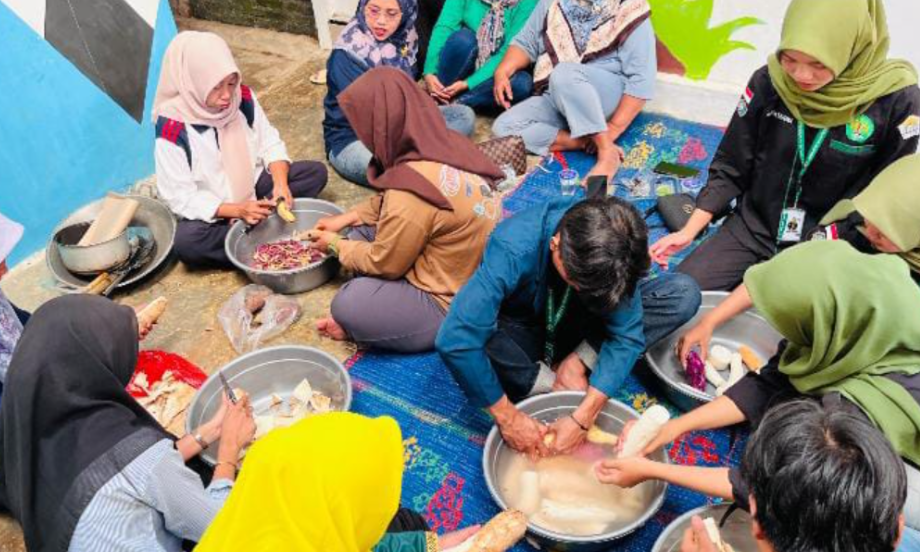 PPK ORMAWA HIMADIKMI UM Metro Dampingi KWT Mitra Bunda Olah Singkong dan Ubi Menjadi Produk Bernilai Jual