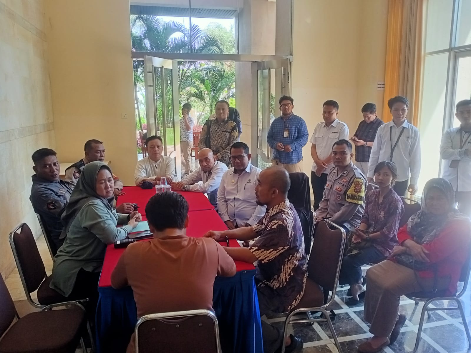 Bripka Sukadi Kawal Pemulangan Warga Pringsewu yang Terlilit Masalah Kerja di Jakarta
