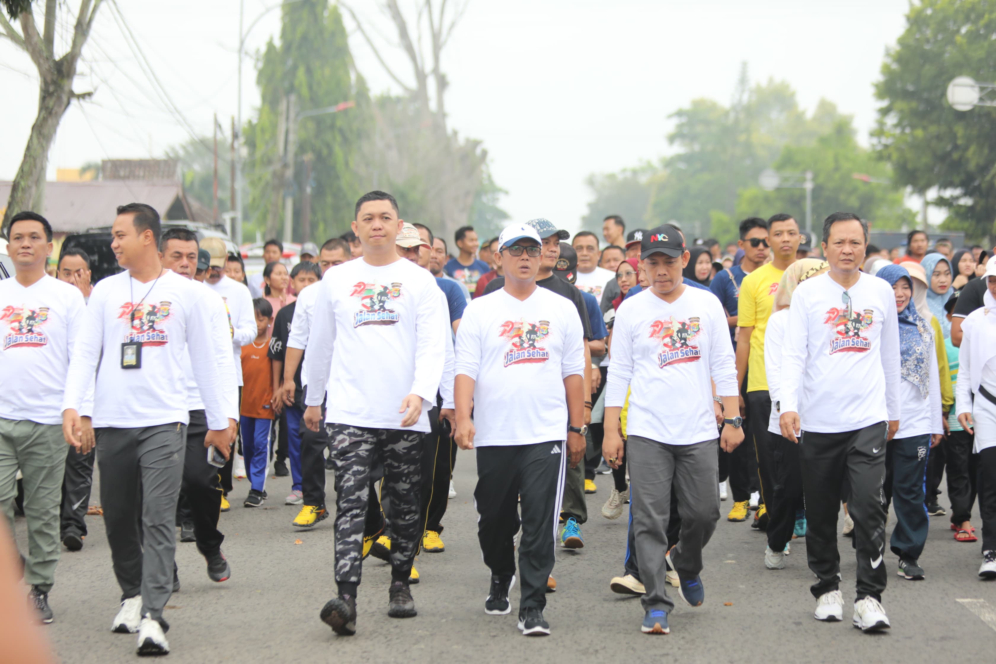 Peringati Hari Bayangkara Ke-79, Bupati Ardito Wijaya Hadiri Jalan Sehat Bersama Masyarakat Lamteng