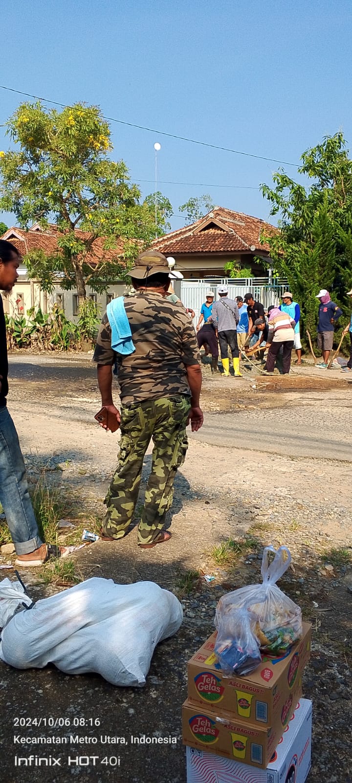 Kecewa dengan Pemkot, Warga Metro Utara Gotongroyong Perbaiki Jalan Rusak Parah