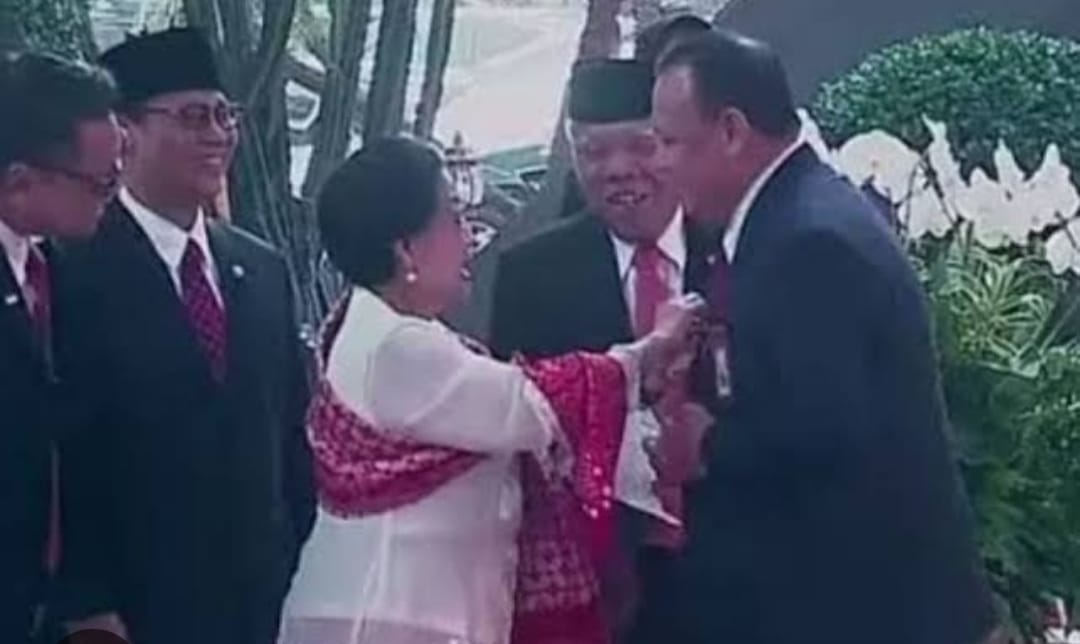 Kantor Kemenakertrans Digeledah KPK dan Misteri Megawati Rapihkan Dasi Firly Bahuri