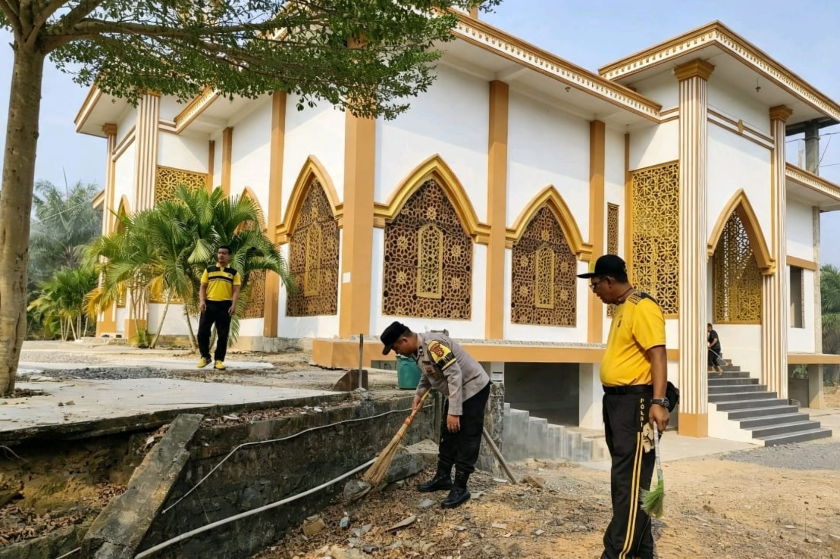 Polres Mesuji dan Warga Kompak Bersihkan Masjid Baitul A'mal