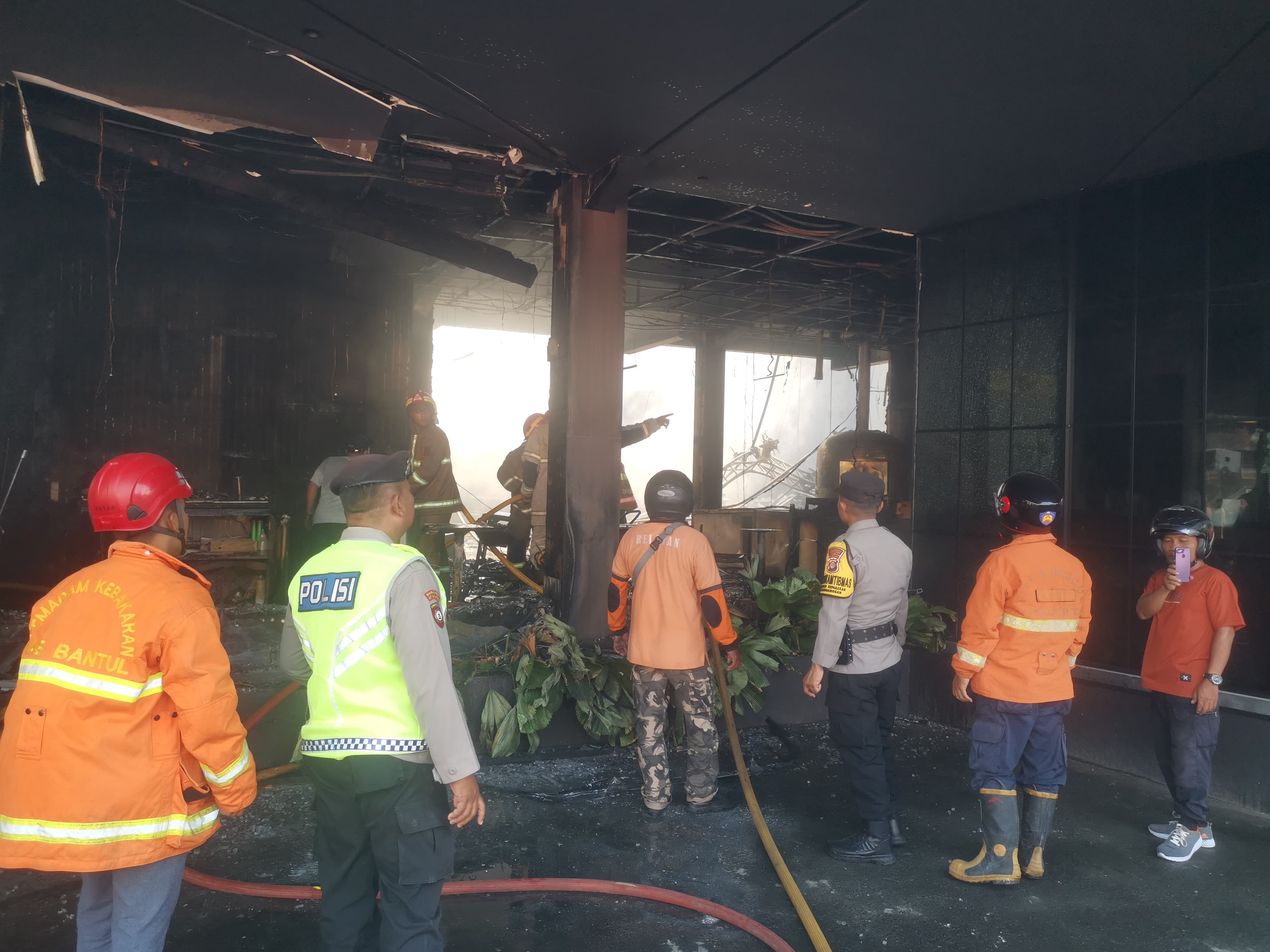 Diduga Korsleting Listrik, Vrama Billiard & Cafe Yogyakarta Hangus Terbakar