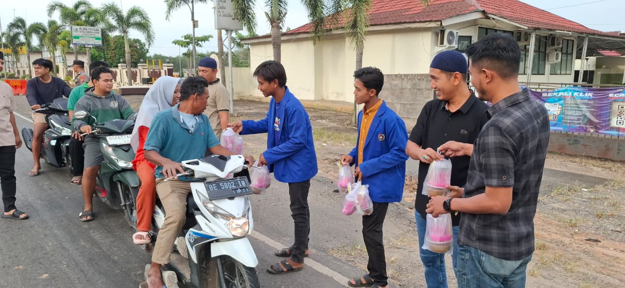Sat Intelkam Polres Mesuji Gandeng BEM STIES Darul Huda Bagikan Takjil untuk Pengguna Jalan