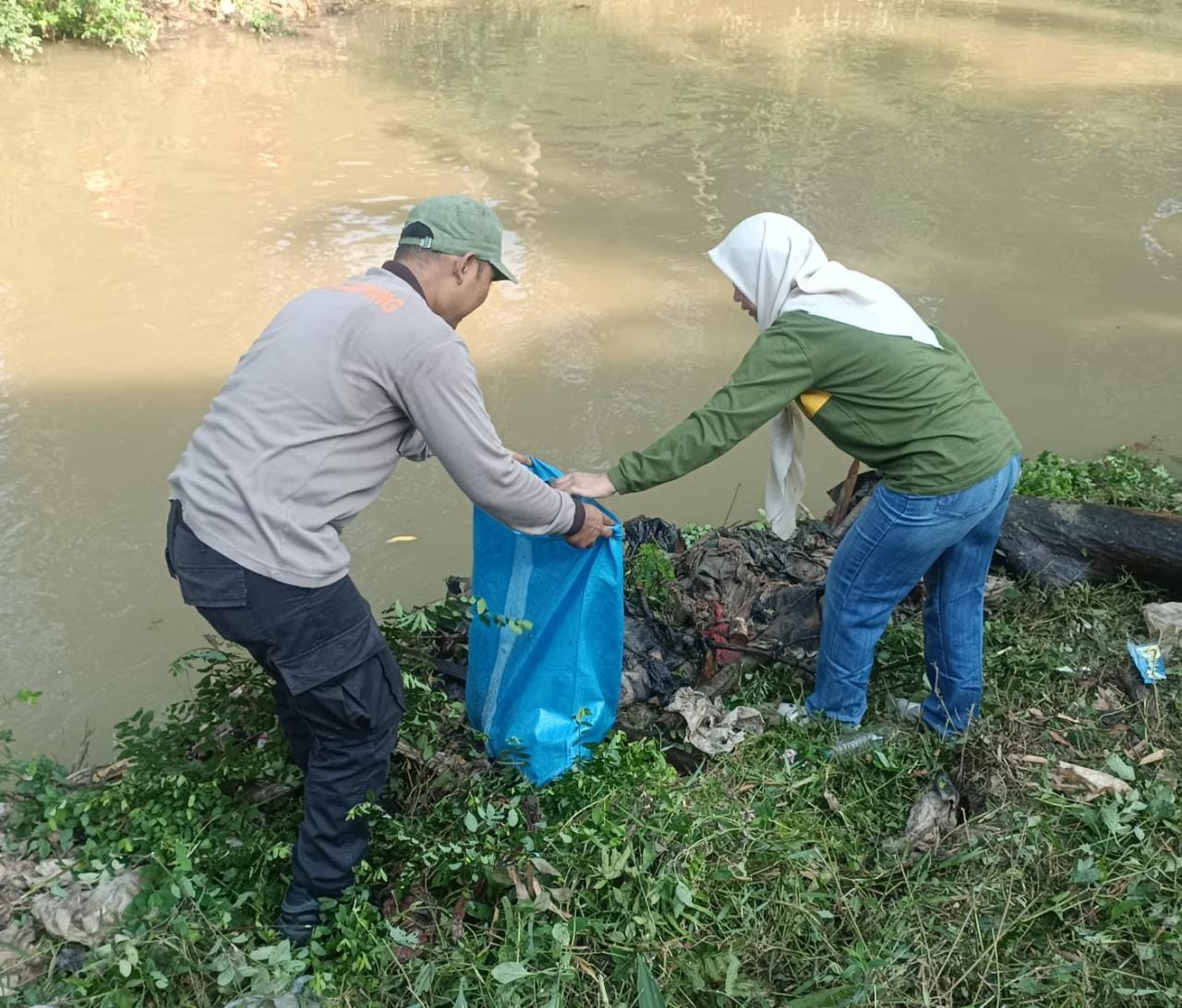 Kepolisian dan Ormas Bersihkan Sampah Sungai Batanghari 