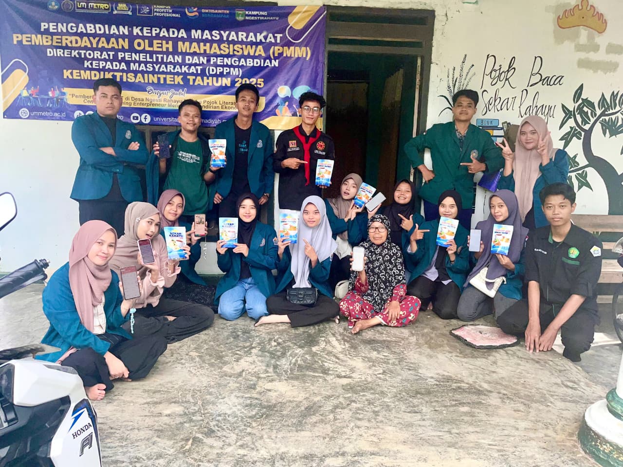  Tim Pengabdi PMM UM Metro Dorong Produk KWT Desa Ngestirahayu Naik Kelas