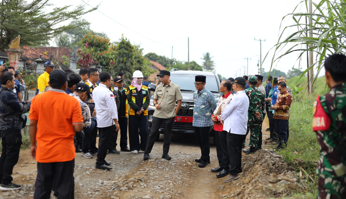 Bupati Ardito Wijaya Dampingi Gubernur Rahmat Mirzani Djausal Meninjau Jalan Lintas Rukti Harjo - Raman Utara